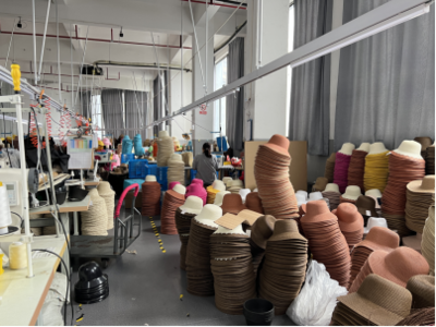 溫嶺新鄉(xiāng)賢“帽助·共富工坊” 戴好群眾共富帽，編織紡織材料小簾的致富夢